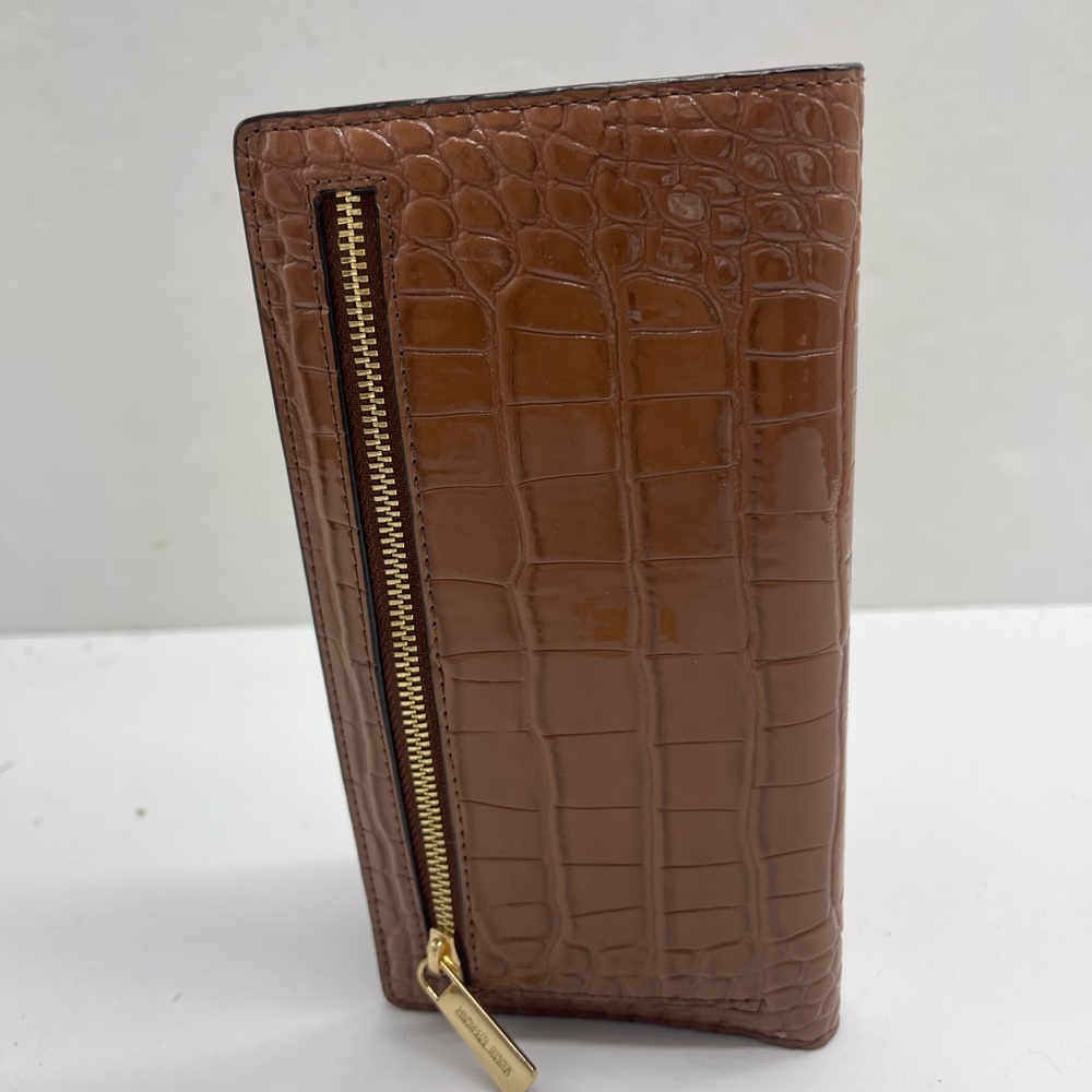 MICHAEL KORS Carson Large Crocodile Embossed Bifold Snap Wallet
Luggage
NWT - Picture 11 of 16